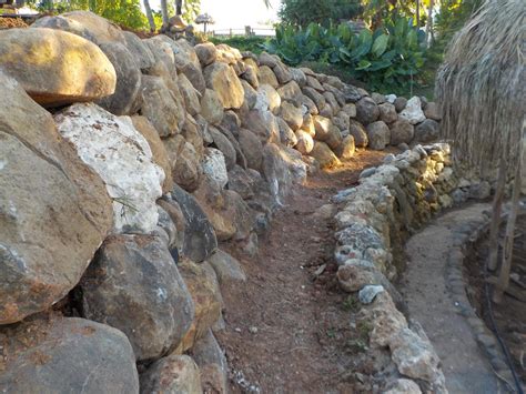 le mur de soutènement en roches volcaniques terminé. | Atout-Roots