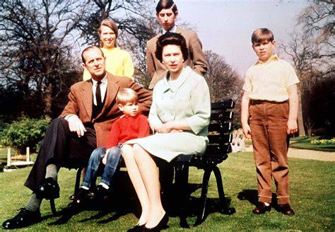 The World's Longest Reigning Monarch - Queen Elizabeth II Biography - Biographies by Biographics