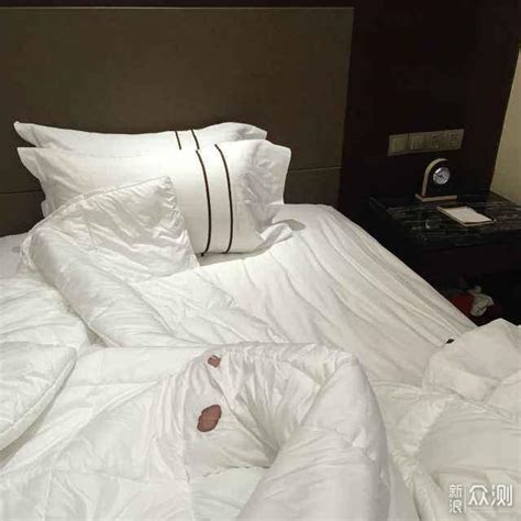 商务男性酒店出差趴在床上高清图片下载-正版图片501662971-摄图网