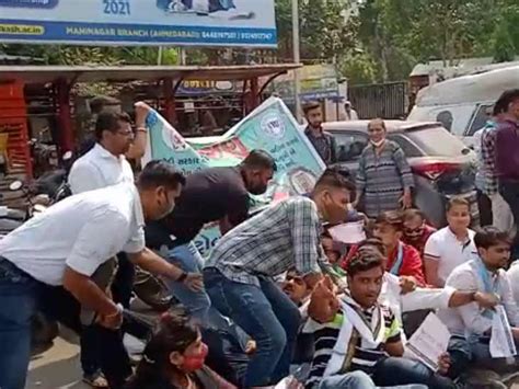 NSUI protest against price hiking of petroleum and gas also oil in ...