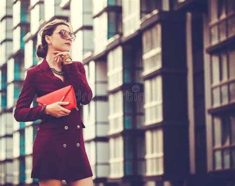 Business Women Walking 的图像结果