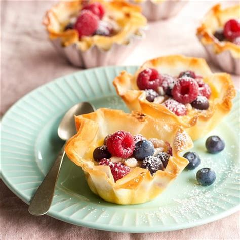 Tartaletas de pasta filo con crema y frutos rojos