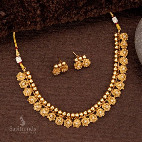 Classic Temple Matte Gold-Plated Necklace Flower Motifs - Sasitrends