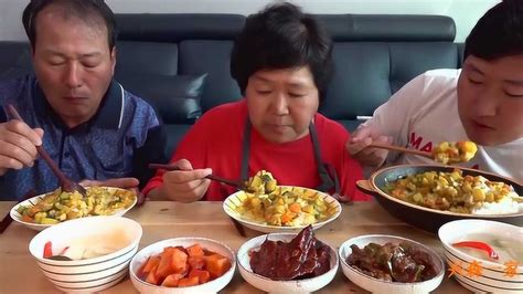 韩国兴森一家三口吃播：美味的粘稠咖喱饭，配上爽口泡菜，味道绝了！（下）