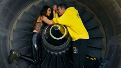 Cuttputli first song out! Akshay Kumar romances Rakul Preet Singh in ...