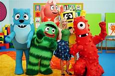 go gabba gabba yo gabba gabba gets a visitor from the office go gabba gabba yo gabba gabba gets a visitor from the office