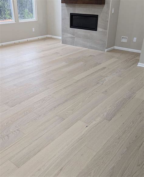 Oak Engineered Hardwood Flooring for Bright Living Room