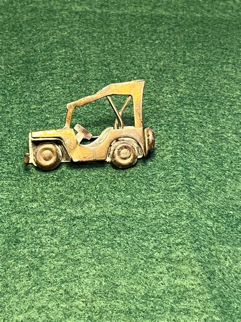WW2 VS Willys Jeep pin Badge