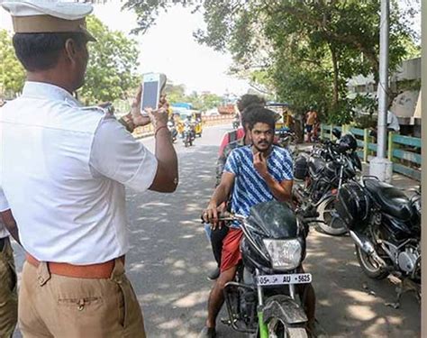 गाड्यांचे खासगी मोबाईलमधून फोटो काढणे वाहतूक पोलिसांना महागात पडणार ...