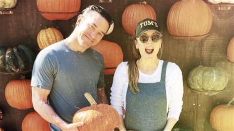 Kaley Cuoco präsentiert ihren Babybauch beim Kürbis-Shoppen