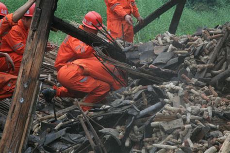 四川矿山救援队在芦山地震灾区现场救援图片_资讯频道_凤凰网