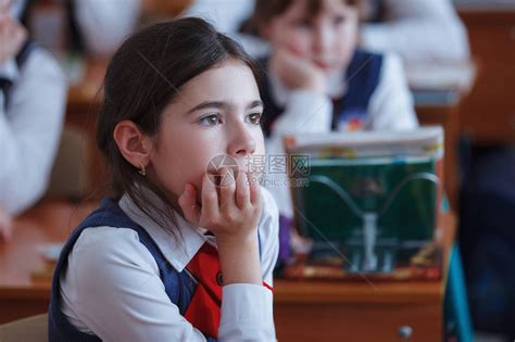 小学生在小学上课女孩看着老师俄罗斯的教育高清图片下载-正版图片503366860-摄图网