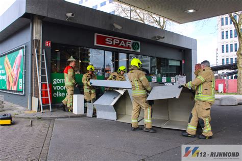 Brandweer haalt los gewaaid reclamebord weg | S'gravendijkwal Rotterdam ...