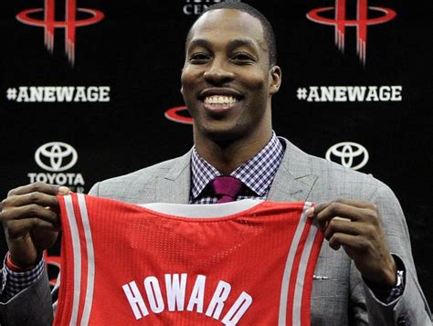 Dwight Howard se da un baño de masas en su presentación con los R