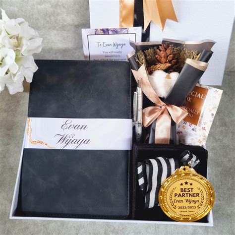 Jual Hampers Farewell / Kado Perpisahan Hadiah Kantor - Hanya Bucket ...