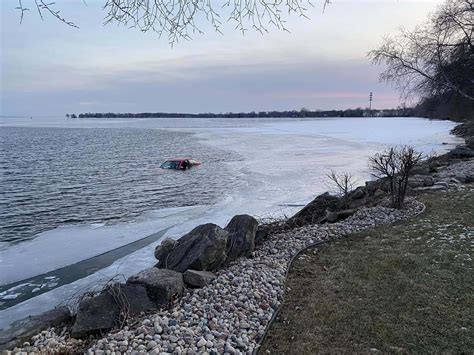 Driver plunges into Lake Winnebago near Neenah's Kimberly Point Park