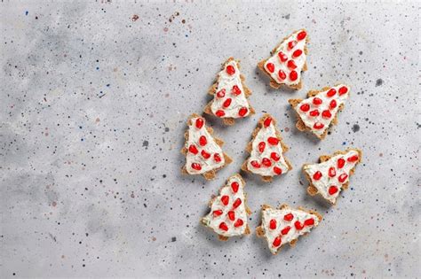Christmas tree shaped snacks. | Free Photo