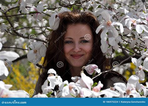 玉兰绽放的微笑女人. 春花绽放. 夏天自然. 美与健康. 快乐的女孩花花店. 库存照片 - 图片 包括有 木兰, 夏令时: 186975224