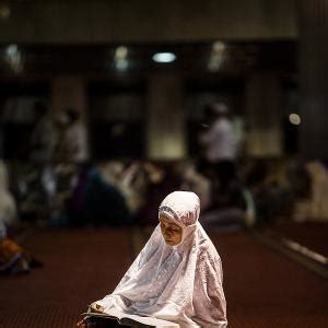 Muslim world begins Ramzan fasting - Rediff.com News