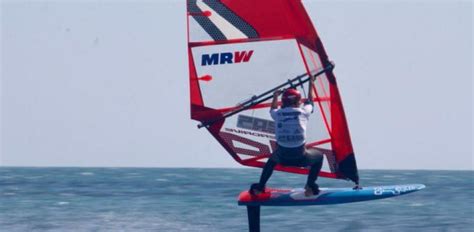 Blanca Alabau se convierte en la mujer más rápida del mundo en WindFoil