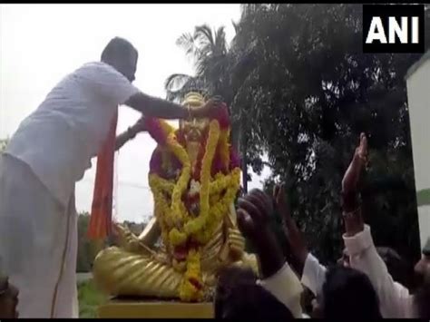 Tamil Nadu: Hindu Makkal Katchi chief drapes Thiruvalluvar's statue ...