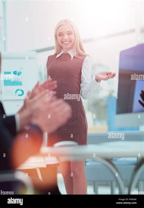 Business People Clapping 的图像结果