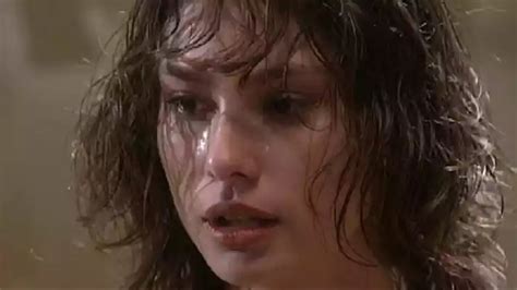 Lia flagra Léia na cama com Ralf em 'O Rei do Gado'