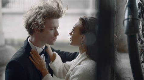 Windy Day Bride 的图像结果