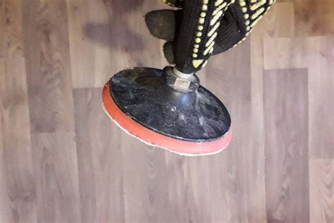 How to Get Spray Paint Off Linoleum Floor? - Housekeepingbay