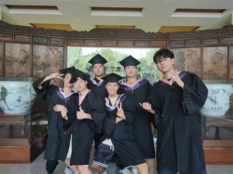 东方网：这所大学的毕业典礼在“马路上”举行！毕业生跨越4000公里返校圆梦