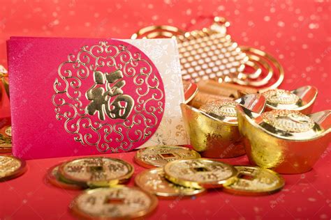 中国新年红包红包与金锭在红纸上, 汉语在信封上意味幸福和硬币表示 "富有".高清摄影大图-千库网