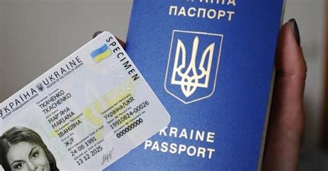 持有乌克兰护照的美丽年轻女高清图片下载-正版图片503112346-摄图网