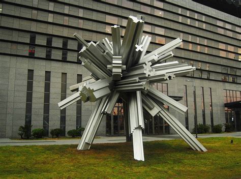 不锈钢雕塑在美化城市环境中的作用-宏通雕塑