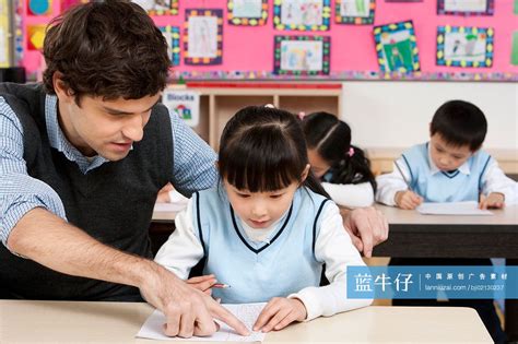 老师在课堂辅导小学生-蓝牛仔影像-中国原创广告影像素材