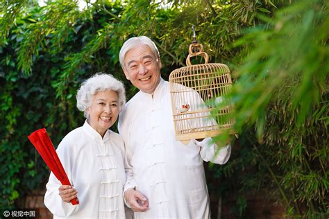 46岁朱迅和60岁倪萍同台，状态都输给了83岁的“容嬷嬷”李明启