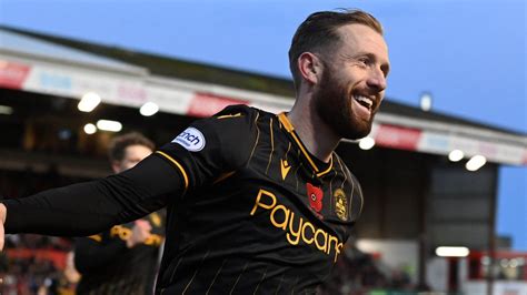 Aberdeen 0-2 Motherwell: Kevin van Veen's second-half double gives Well ...