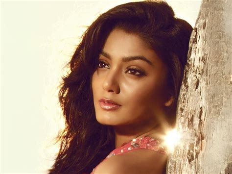 Watch Sana Makbul in a throwback intro video for Femina Miss India ...