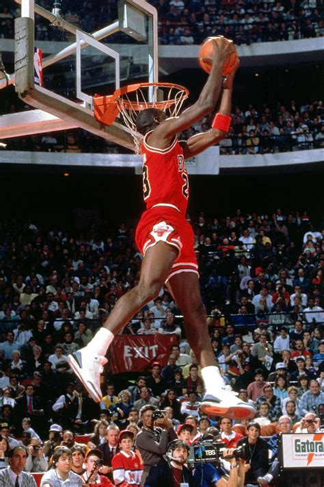 Michael Jordan wins 1988 Slam Dunk Contest at All-Star Weekend Photo ...