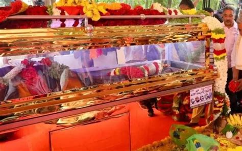 Veteran actress Leelavati cremated with full state honors