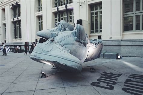 潮鞋篮球大冲撞:Nike SNEAKERBALL概念雕塑 - 设计之家
