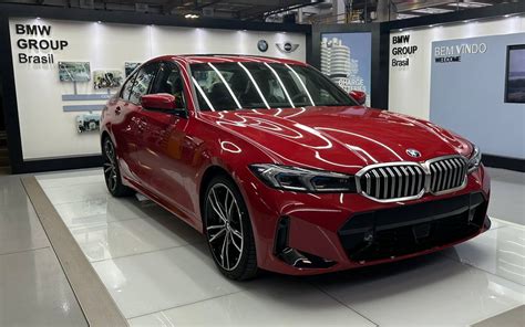 BMW Série 3 2024 tem nova cor Vermelho Melborne - fotos e preços