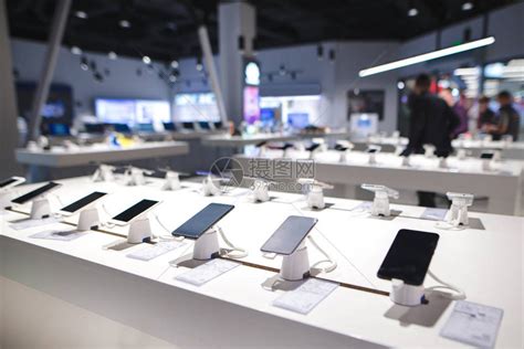 在现代电子商店展示智能手机买一部手机科技商店货架上的高清图片下载-正版图片502853415-摄图网