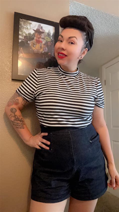 New mom bod who's this? (Lol) : r/sewing