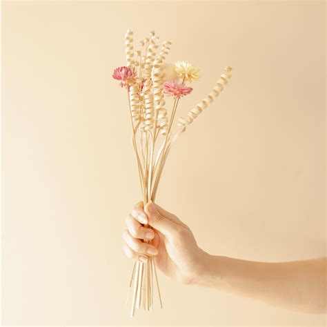 The Earthly vase with dried flower bunch – https://artecasa.in/