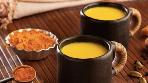 रात को सोने से पहले दूध में मिलाकर पी लें ये एक चीज, इन 7 समस्याओं में ...