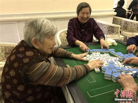 84岁奶奶打麻将前后状态变化逗笑网友，网友：上桌后精神好了，心率稳了，胃口也好了。