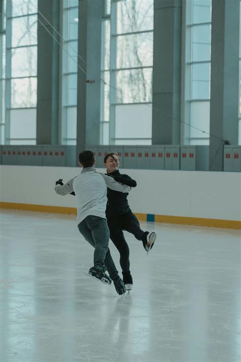 Ice Skating High Resolution 的图像结果