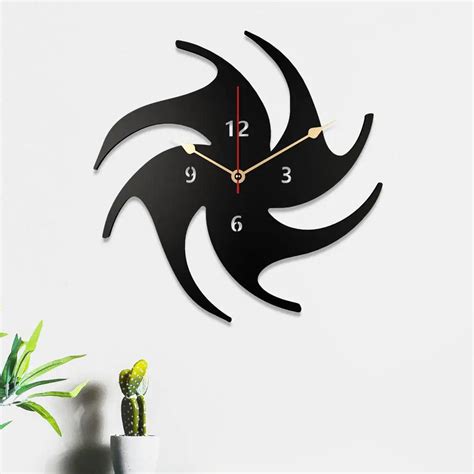 Black Wooden Wall Clock with Abstract Volleyball Design – Dekorstation