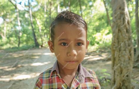 Retrato de niños asiáticos mirando a la cámara | Foto Premium