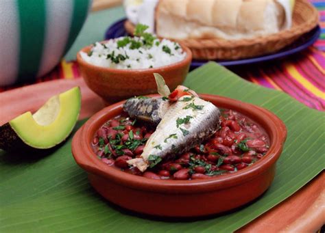 Frijoles colorados acompañados de sardina picante | La Nación